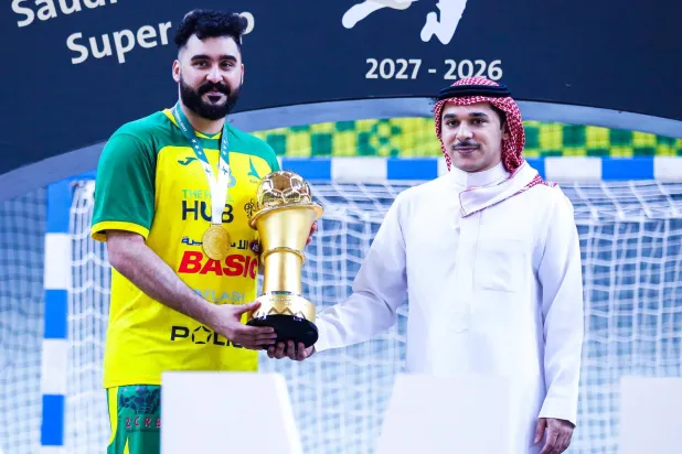 حسن هلال لحظة تتويج الخليج بكأس السوبر (الاتحاد السعودي لكرة اليد)
