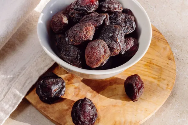 البرقوق المجفف يساعد على تخفيف الإمساك (بيكسلز)