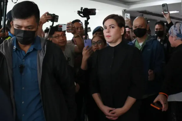 Filipinler Devlet Başkan Yardımcısı Sara Duterte, mahkeme salonundan ayrılırken. (AFP)