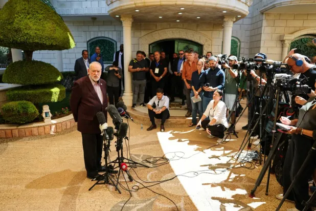 ABD’nin İsrail Büyükelçisi Mike Huckabee, Turmus Ayya sakinleriyle görüştükten sonra açıklamalarda bulunuyor. (Reuters)