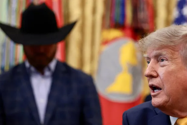  الرئيس الأميركي دونالد ترمب يتحدث للصحافيين في المكتب البيضاوي بالبيت الأبيض في واشنطن الخميس (رويترز)
