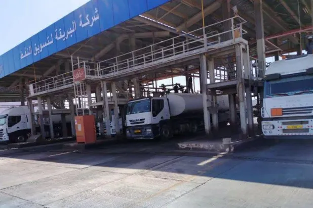 شاحنات وقود في مستودع سبها النفطي بالجنوب الليبي (شركة البريقة لتسويق النفط)