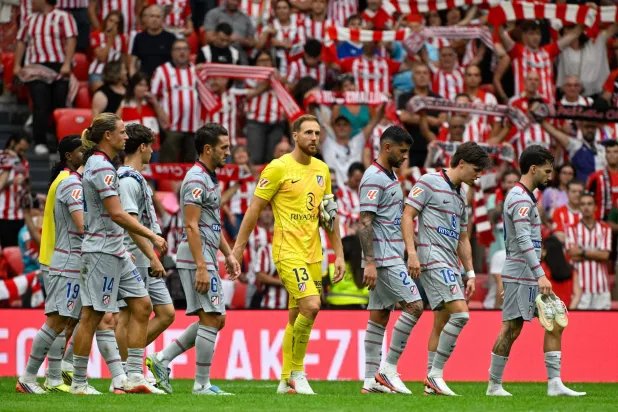 حسرة لاعبي أتلتيكو مدريد بعد الهزيمة الكبيرة من بلباو (أ.ف.ب)