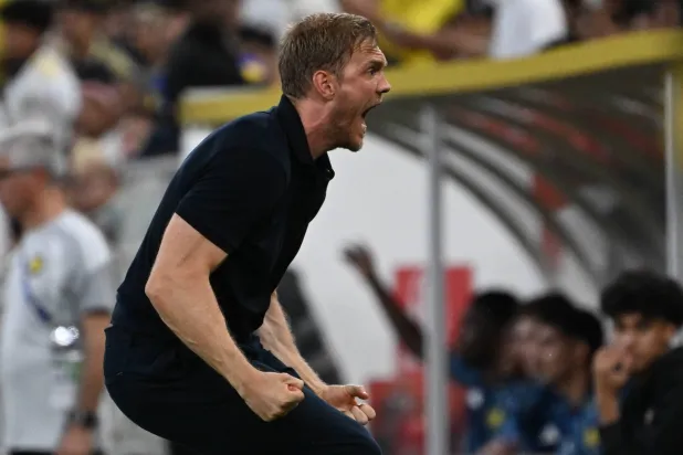 الألماني فيسينغ مدرب الاتحاد محتفلاً بالهدف الثاني لفريقه أمام النصر (تصوير: علي خمج)