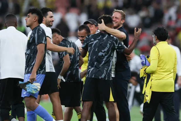 مدرب الاتحاد يحتفل مع لاعبيه بعد نهاية المباراة (تصوير: عدنان مهدلي)
