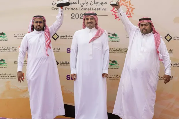الأمير فهد بن جلوي لحظة تتويج الفائزين (الشرق الأوسط)
