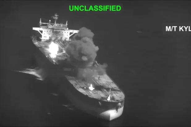 Dün hedef alınan İran petrol tankerinden duman yükseliyor (CENTCOM)