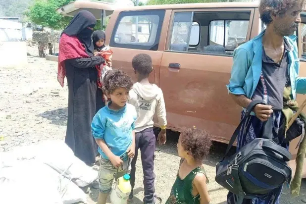 رحلة نزوح جديدة لأطفال يمنيين لا يعرفون متى ستنتهي (إعلام محلي)
