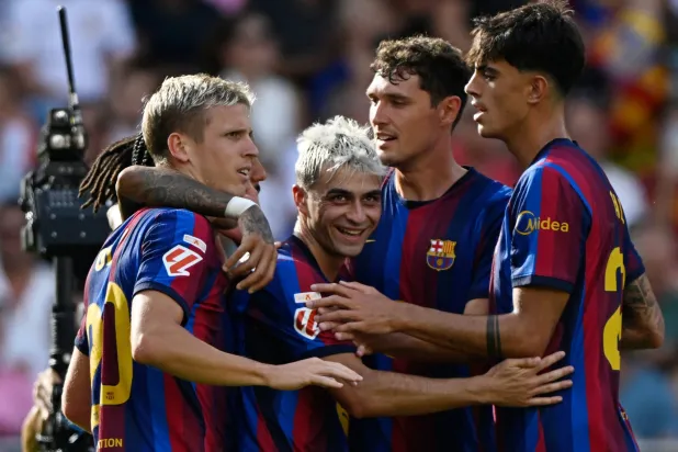 فرحة لاعبي برشلونة بالفوز الساحق على فالنسيا (رويترز)