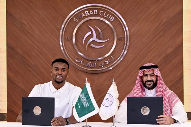 جانب من توقيع العقد مع البرازيلي ريكاردو ماتياس (نادي الشباب) 