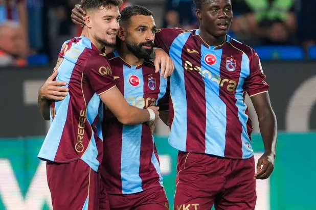 محمد صلاح يتلقى تهنئة زملائه بعد التسجيل في جنشلربيرليغي (نادي طرابزون)