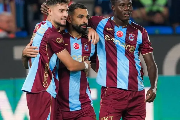 Muhammed Salah, Gençlerbirliği karşısında gol attıktan sonra takım arkadaşlarının tebriklerini kabul ediyor (Trabzonspor Kulübü)