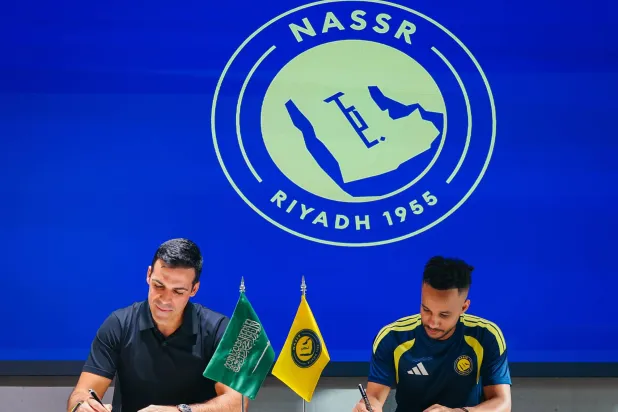 جانب من توقيع اللاعب عبد الرحمن غريب تجديد عقده (نادي النصر) 