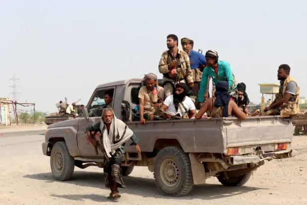 Yemen hükümet güçlerine bağlı askerler, Hudeyde'nin güneydoğusundaki Hays şehrinde (AFP)