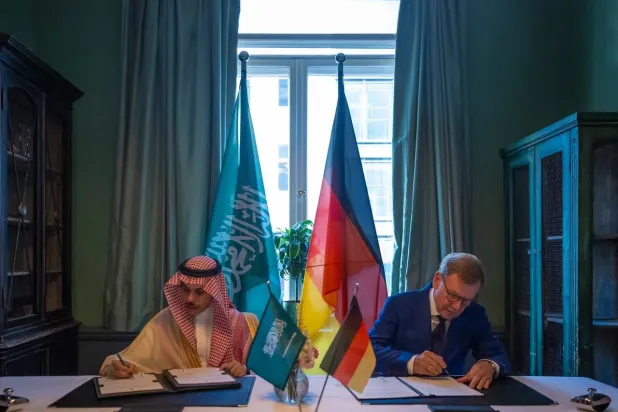 وزير الخارجية السعودي الأمير فيصل بن فرحان ونظيره الألماني يوهان فاديفول يوقعان مذكرة التفاهم للحوار الاستراتيجي (واس)