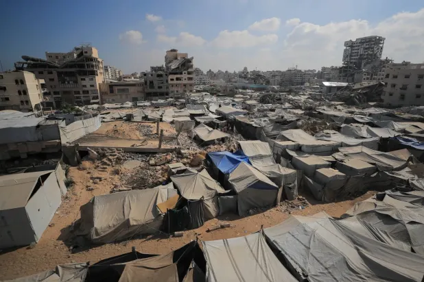 Gazze kentinde yerinden edilmiş Filistinlilere ev sahipliği yapan bir kamp. (Reuters)