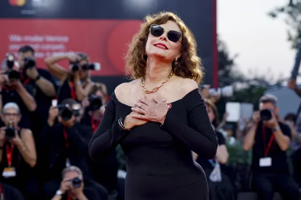 الممثلة الأميركية سوزان ساراندون لحضور العرض الأول لفيلم «غرفة الصدى» خلال فعاليات مهرجان البندقية السينمائي الدولي الثالث والثمانين في مدينة البندقية بإيطاليا (إ.ب.أ)