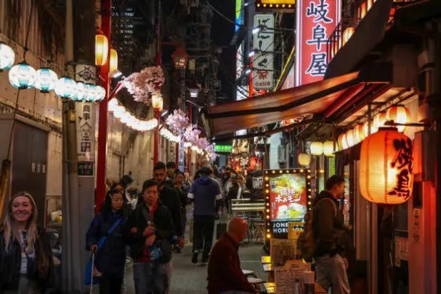 Tokyo tourist hotspot Shinjuku as a large residential population, who have become increasingly exasperated with tourists who fail to properly dispose of rubbish, smoke where they're not supposed to, and make too much noise. Ludovic MARIN / AFP/File
