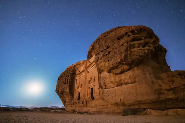 سماء العُلا المرصعة بالنجوم تعكس انخفاض التلوث الضوئي ووضوح الأجرام السماوية ليلاً (واس)