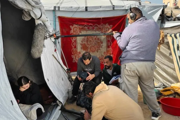 طاقم العمل خلال تصوير أحد مشاهد الفيلم (حساب المخرج بفيسبوك)
