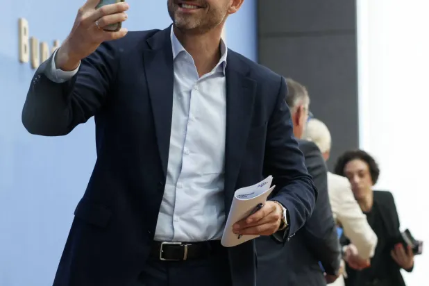 أولريش سيغموند المرشح الرئيسي لحزب «البديل من أجل ألمانيا» الذي قد يصبح رئيس ولاية ساكسونيا - أنهالت (أ.ف.ب)