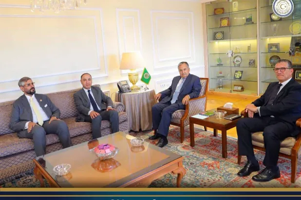 نبيل فهمي الأمين العام للجامعة العربية مستقبلاً الطاهر الباعور المكلف بوزارة الخارجية بـ«الوحدة» الليبية وعبد المطلب ثابت مندوب ليبيا الدائم لدى الجامعة (الجامعة العربية)