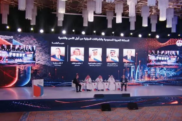 جانب من جلسة «السعودية والشراكات الدولية للأمن والتنمية» (الشرق الأوسط)