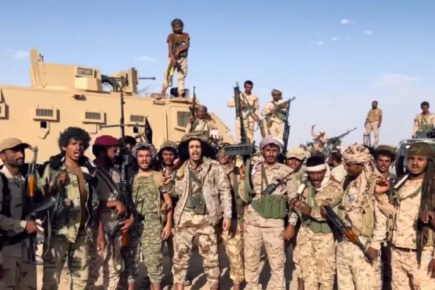 Yemen ordusu personeli, Cevf şehrinde Husilere karşı ilerleme kaydedilmesinin ardından kutlama yaptı (X platformu)
