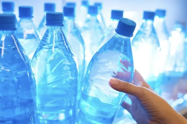 زجاجة شفافة مصنوعة من البلاستيك «PET» (أرشيفية)