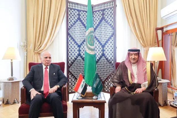المهندس وليد الخريجي خلال لقائه الدكتور فؤاد حسين في القاهرة الاثنين (الخارجية السعودية)