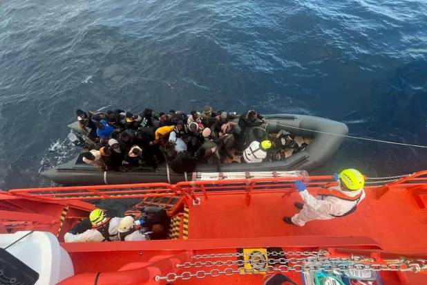 حرس سواحل إسبان خلال عملية إنقاذ حيث يقومون بسحب قارب مطاطي يحمل مهاجرين قبالة جزيرة لانزاروت في جزر الكناري بإسبانيا (رويترز-أرشيفية)