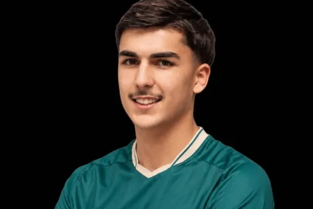 لاعب الوسط البرتغالي ماتيس دي كارفاليو (نادي الدرعية)