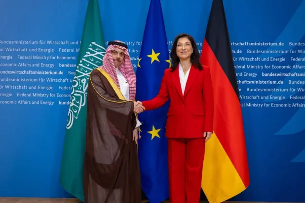 وزيرة الشؤون الاقتصادية والطاقة الألمانية كاترينا رايش مستقبلة وزير الخارجية السعودي الأمير فيصل بن فرحان في برلين (واس)