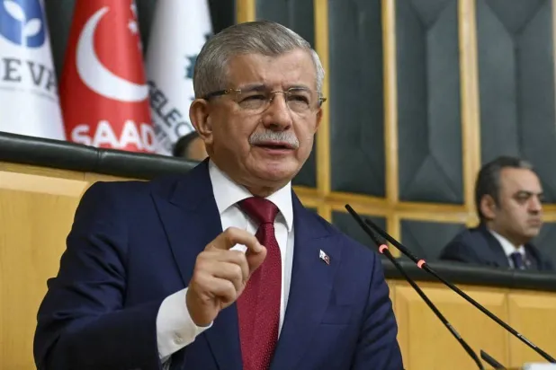 رئيس الوزراء وزير الخارجية التركي الأسبق أحمد داود أوغلو يواجه عقوبة الحبس بتهمة إهانة الرئيس رجب طيب إردوغان بسبب انتقادات تعود إلى عام 2021 (من حسابه على إكس)