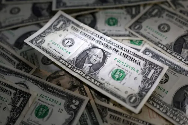 أوراق نقدية من الدولار الأميركي (رويترز)