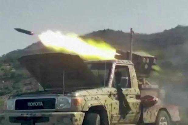  Yemen Silahlı Kuvvetleri’ne ait bir araçtan füze fırlatıldığı an (AFP)