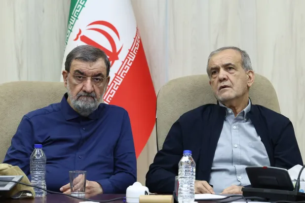 الرئيس الإيراني مسعود بزشكيان وأمين عام مجلس الأمن القومي محسن رضائي يحضران أجتماعاً حول إعادة الإعمار الثلاثاء (الرئاسة الإيرانية)