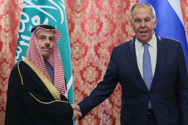 وزير الخارجية السعودي الأمير فيصل بن فرحان يلتقي نظيره الروسي سيرغي لافروف في موسكو (أ.ب)