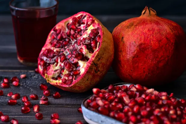 يُعدُّ الرمان مصدراً غنياً بمضادات الأكسدة المفيدة لصحة القلب (بيكسباي)