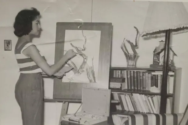الفنانة المصرية الراحلة عطية حلمي في مرسمها (الشرق الأوسط)