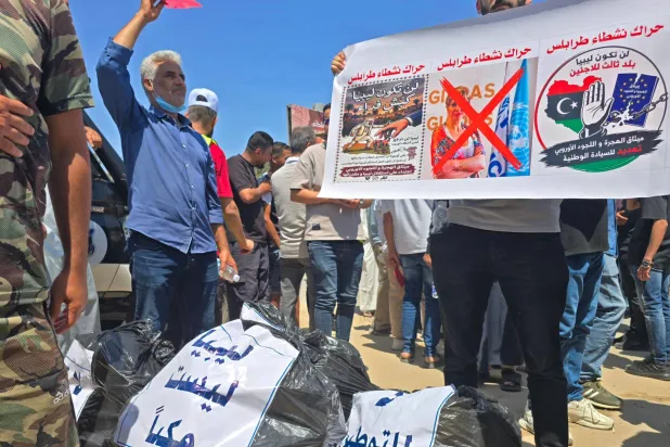 جانب من المظاهرات أمام مقر «مفوضية اللاجئين» بحي السراج بالعاصمة يونيو الماضي (أ.ف.ب)