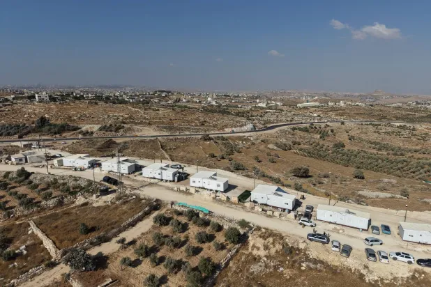 وحدات سكنية تظهر خلال افتتاح مستوطنة جديدة في مجمع غوش عتصيون الاستيطاني بالقرب من مدينة بيت لحم الفلسطينية في الضفة الغربية (إ.ب.أ)