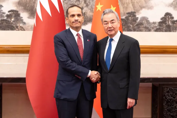 الشيخ محمد بن عبد الرحمن آل ‌ثاني ‌رئيس ‌الوزراء ووزير ‌الخارجية ‌القطري مع وزير الخارجية الصيني وانغ يي الثلاثاء في بكين (قنا)