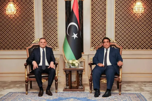 المنفي رئيس المجلس الرئاسي الليبي والدبيبة رئيس حكومة «الوحدة» في لقاء سابق بطرابلس (مكتب المنفي)