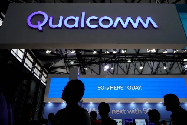 شعار شركة «كوالكوم» في المؤتمر العالمي للجوال (MWC) في شنغهاي بالصين (رويترز)