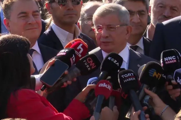 رئيس الوزراء وزير الخارجية التركي الأسبق أحمد داود أوغلو خلال تصريح للصحافيين بعد إدلائه بإفادته الاثنين في تحقيق بتهمة «إهانة الرئيس» (إعلام تركي)