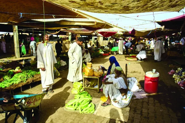 سودانيون في سوق بأم درمان 26 أبريل 2026 (أ.ب)