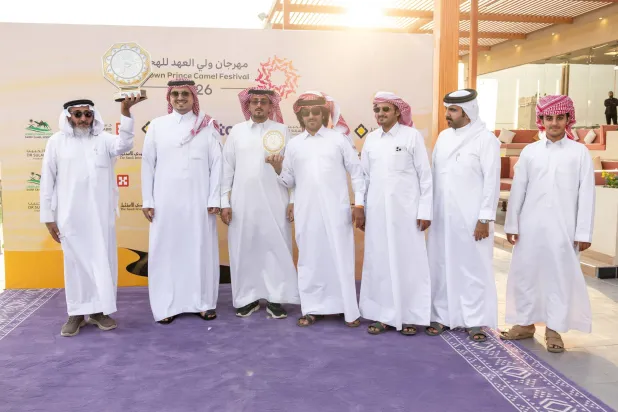 الأمير فهد بن جلوي لحظة تتويج الفائزين (الشرق الأوسط)