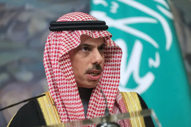 وزير الخارجية السعودي الأمير فيصل بن فرحان خلال مؤتمر صحافي في موسكو (إ.ب.أ)