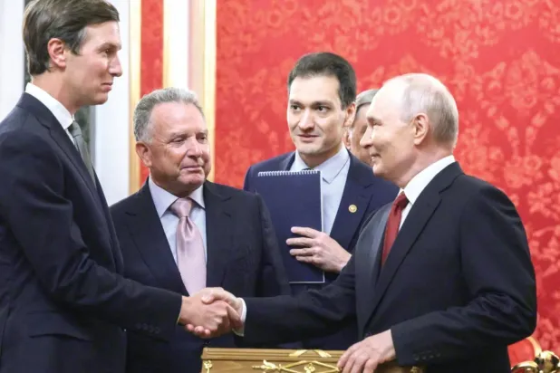 Putin, cumartesi günü Kremlin’de ABD’nin özel temsilcileri Kushner ve Witkoff’u karşılarken (AP)